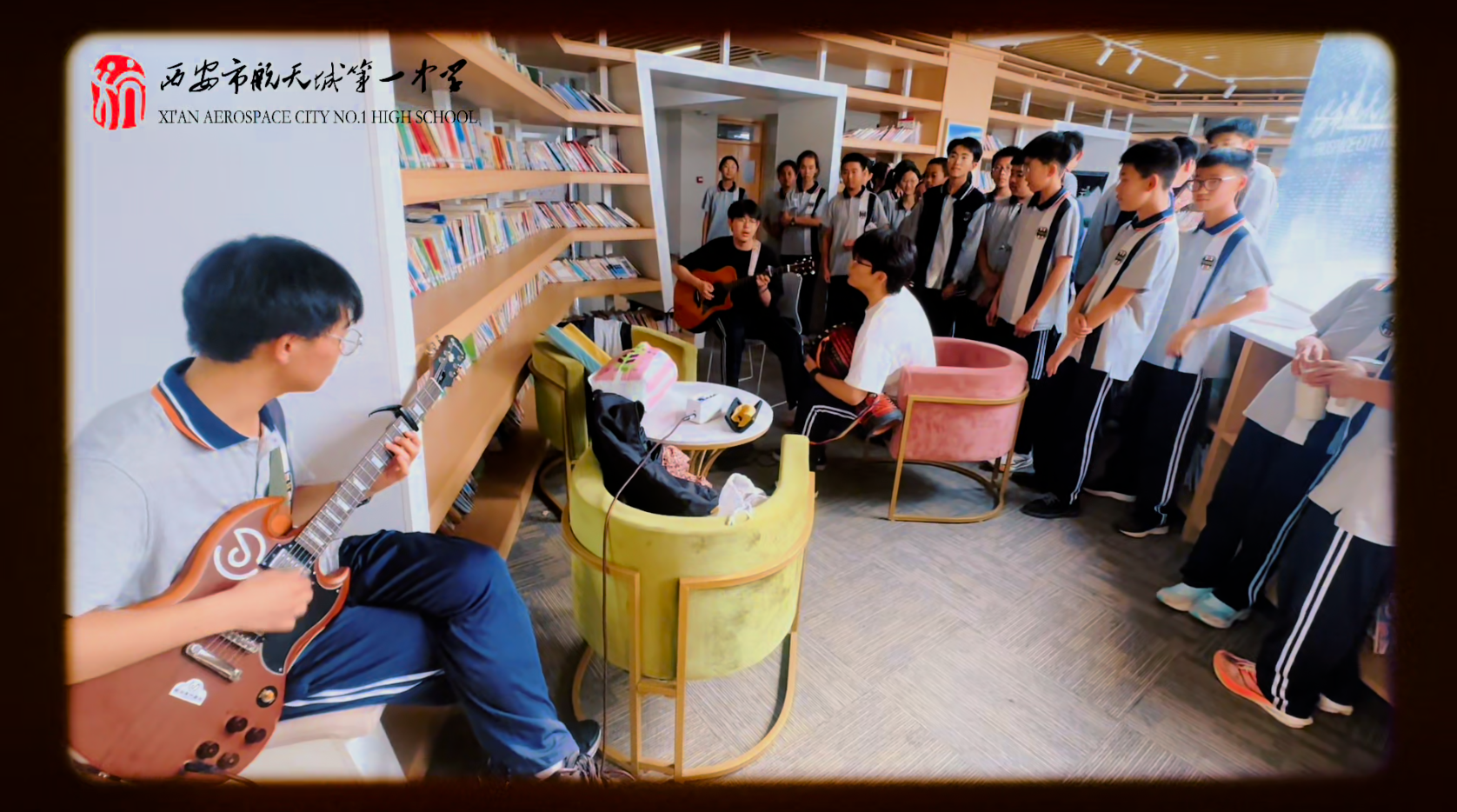 航天一中课间小美好：书页为邻，吉他作伴，把《我们的时光》唱给学弟学妹听