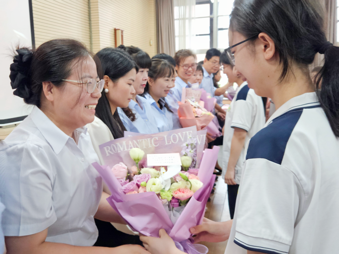 学生代表向全体毕业年级老师献花.png