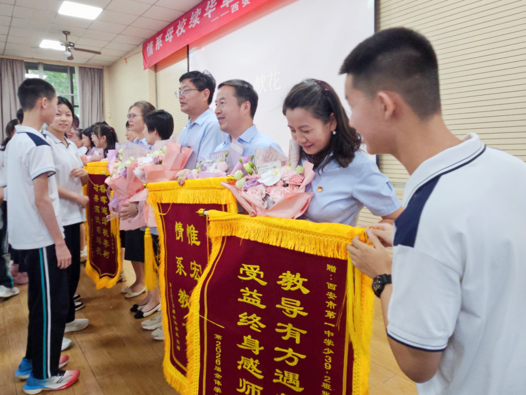 学生代表向全体毕业年级老师送锦旗.png