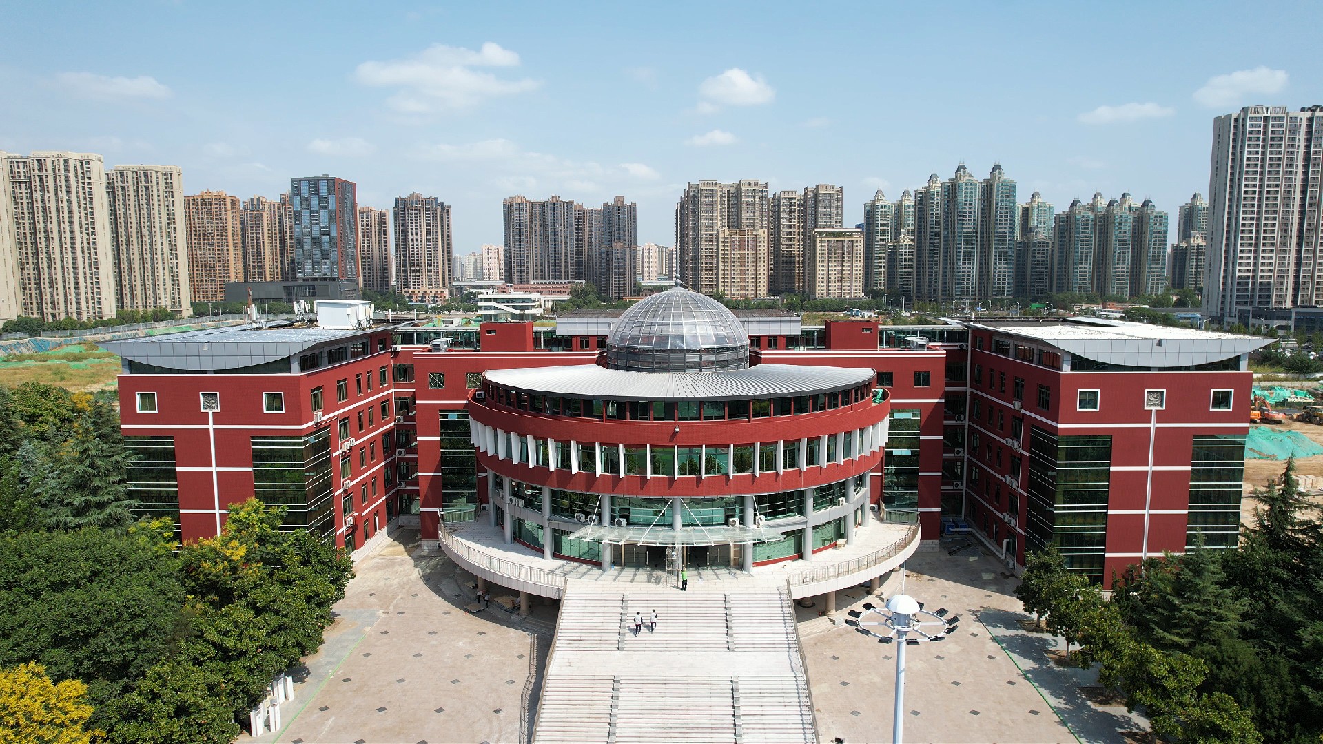 西安藤信高级中学：名师荟萃，筑梦未来！