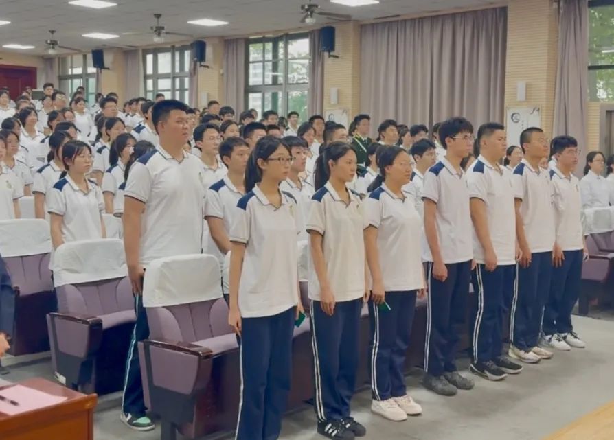 团聚青春，砥砺前行——西安市第一中学举行2025年新团员入团仪式暨五四表彰大会