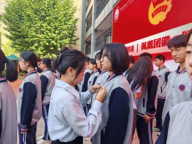 团心永向党 青春谱华章