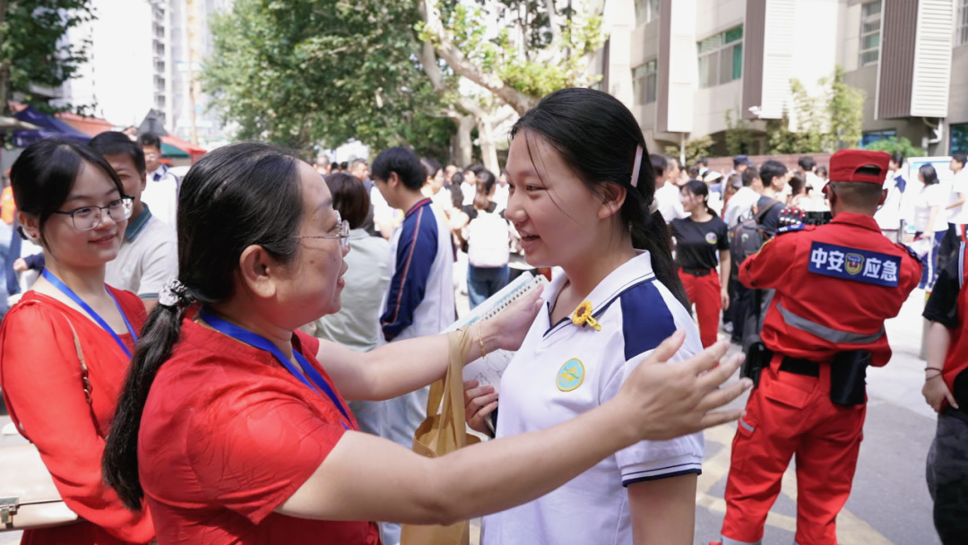 高考送考故事：她的“最后一次”和她的“第一次”