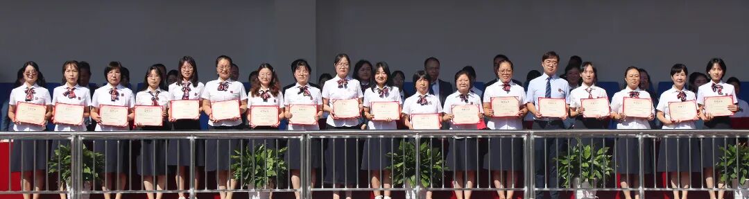 初中教师1.jpg