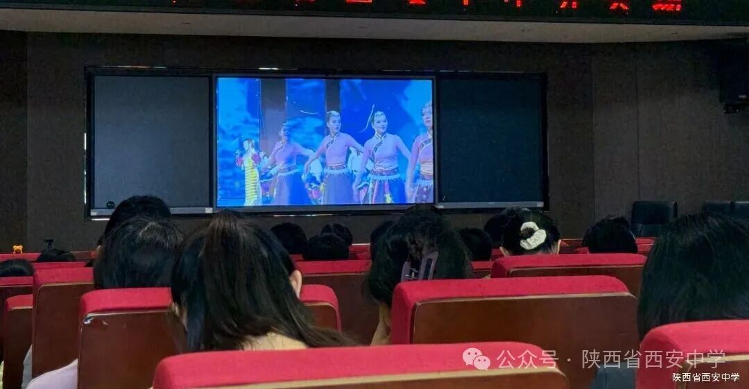 欣赏歌舞.JPG