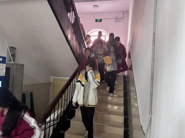 筑牢安全防线 守护平安校园丨西安思源中学开展宿舍消防疏散演练活动